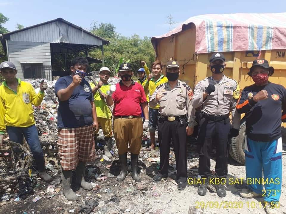 Bakti Sosial Hut  Korp Lalu Lintas Kapolsek Mundu Memberikan Bingkisan Ke Pengepul Sampah