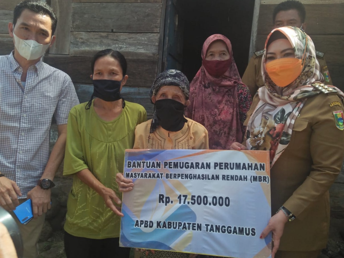 Bupati Tanggamus Beri Bantuan Bedah Rumah pada Penyandang Tuna Netra