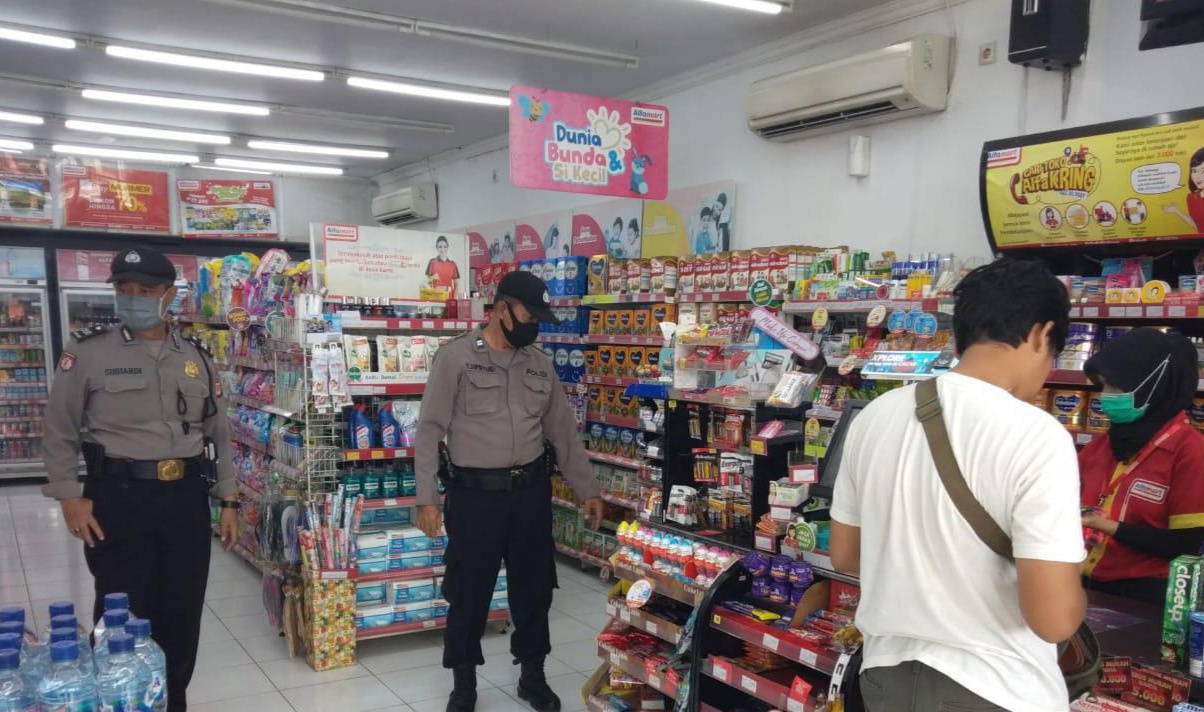 Antisipasi Kenaikan Harga, Kapolsek Sliyeg Sisir Beberapa Toko dan Alfamart