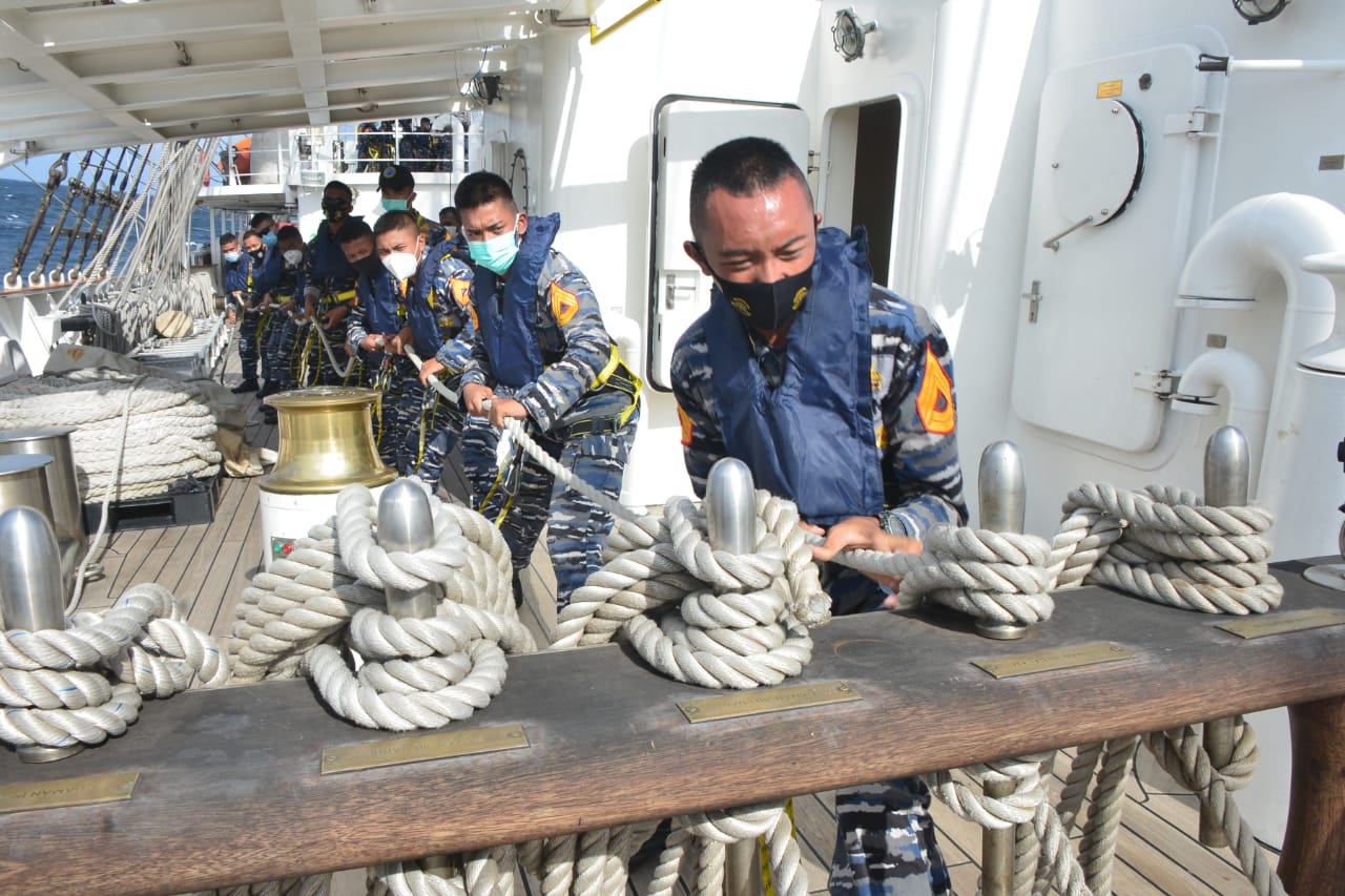 Semangat, Taruna AAL Kembangkan Layar KRI Bima Suci