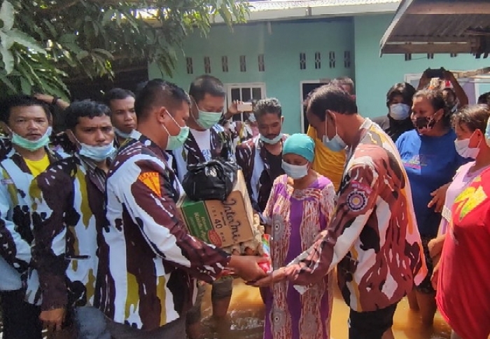 IPK Riau Serahkan Bantuan Paket Sembako untuk Warga Terdampak Banjir