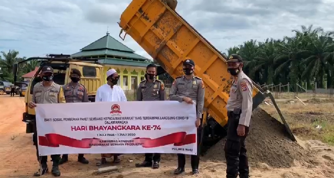 Buruh Bangunan Pesantren Darul Ulum Terkejut Saat Terima Bantuan Sembako Dari Polres Inhu