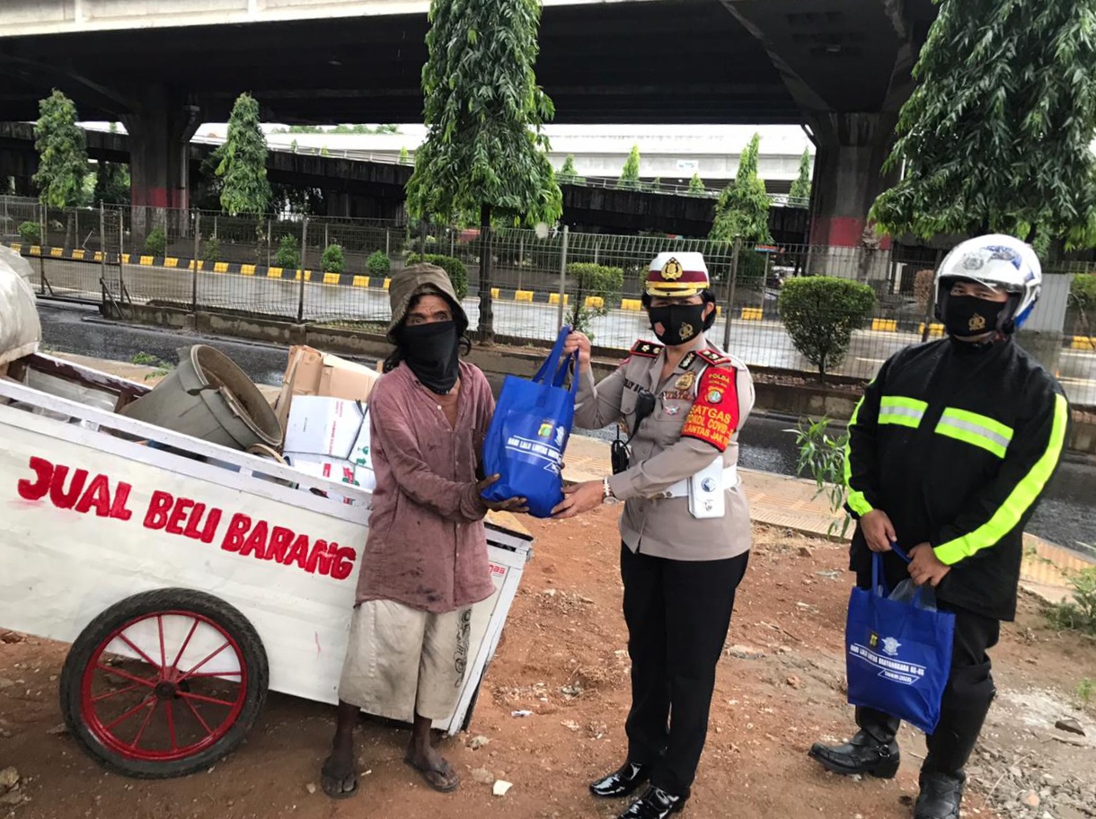 HUT Ke-65 Lalu lintas Kepolisian RI, Satlantas Metro Jakarta Timur Gelar Bakti Sosial
