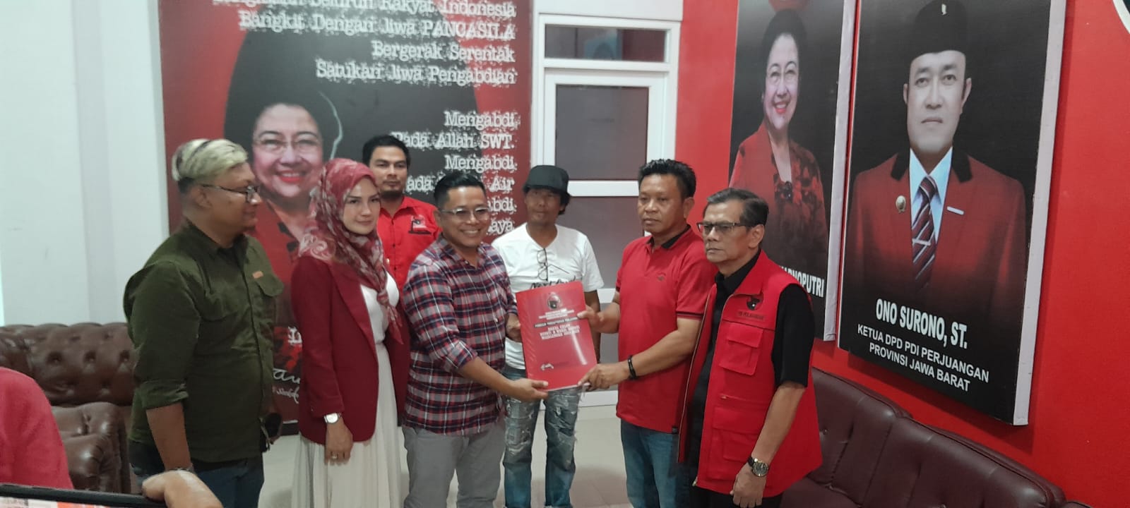 Aceng Sunanto Serahkan Berkas Pendaftaran Bakal Calon Wakil Bupati ke DPC PDI Perjuangan Majalengka 