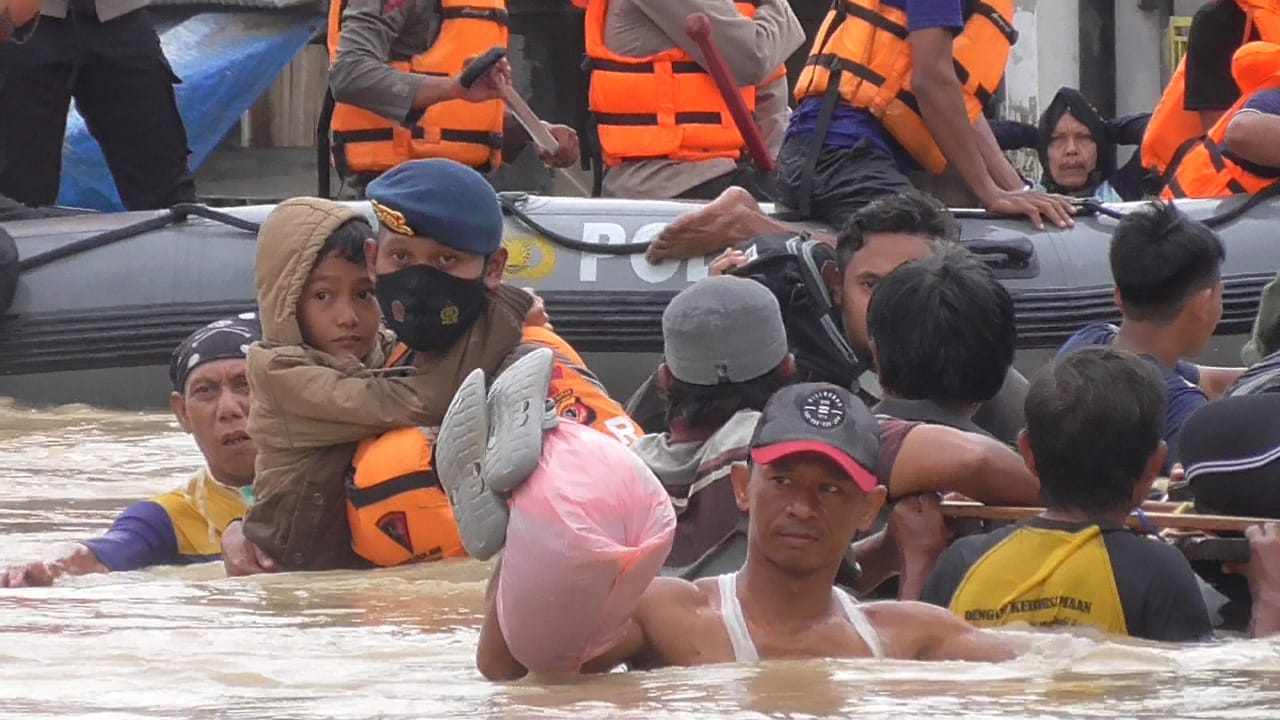 Personel Sat Brimob Polda Jabar Bersama Relawan Evakuasi Korban Banjir Pamanukan Subang Hari ke-2