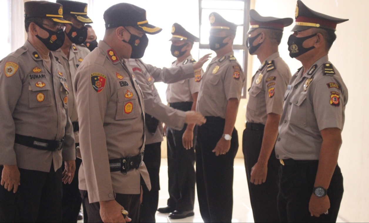 4 Anggota Polres Sumedang Dihadiahi Kenaikan Pangkat