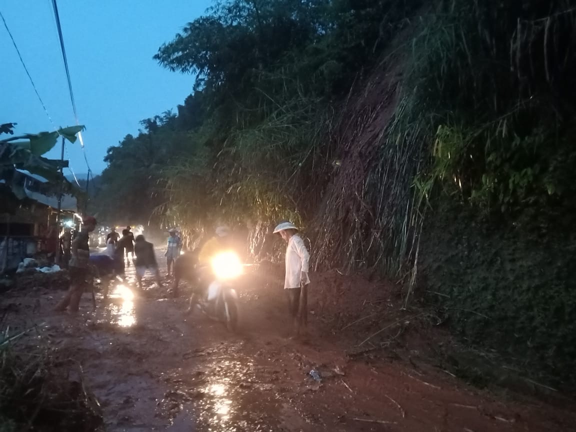 Longsor di Sumedang Selatan Mengisolir Warga, Sementara Teridentifikasi 2 Orang Tertimbun