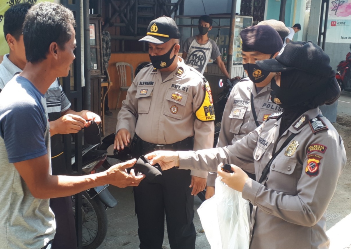 Disiplinkan Protokol Kesehatan Polresta Cirebon Bagikan Masker  
