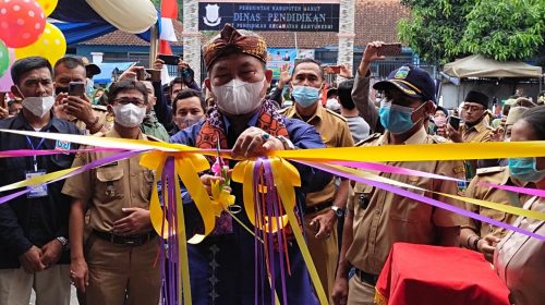 Plt Kepala BP SDM dan Pemberdayaan Masyarakat Kemendes PDTT RI Resmikan Pasar Baraya Desa Banyuresmi Garut