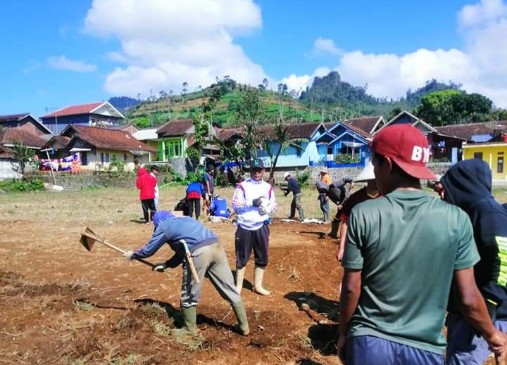 Pecinta Sepak Bola Desa Mekar Jaya, Gotong Royong Benahi Lapang Patria Jaya 
