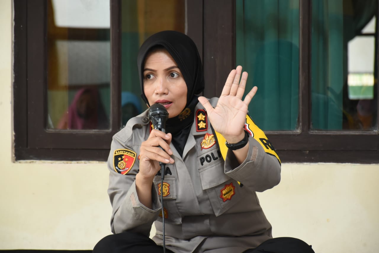 Silaturahmi dengan Ibu-ibu Pengajian, Kapolres Banjar Sosialisasikan PPKM 