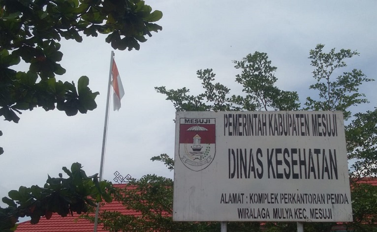 Sang Saka Merah Putih Sudah Kusam Berkibar di Depan Kantor Dinas Kesehatan Mesuji Lampung, Disoal Warga
