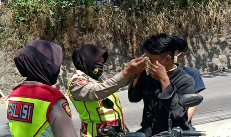 Polres Cimahi, Sosialisasi 3M dan Bagikan Masker Pada Pengguna Jalan
