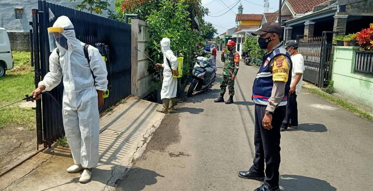 Cegah Covid-19, Polrestabes Bandung Polda Jabar Bersama Gugus Tugas Kel.Cijawura Melaksanakan Penyemprotan Disinfektan