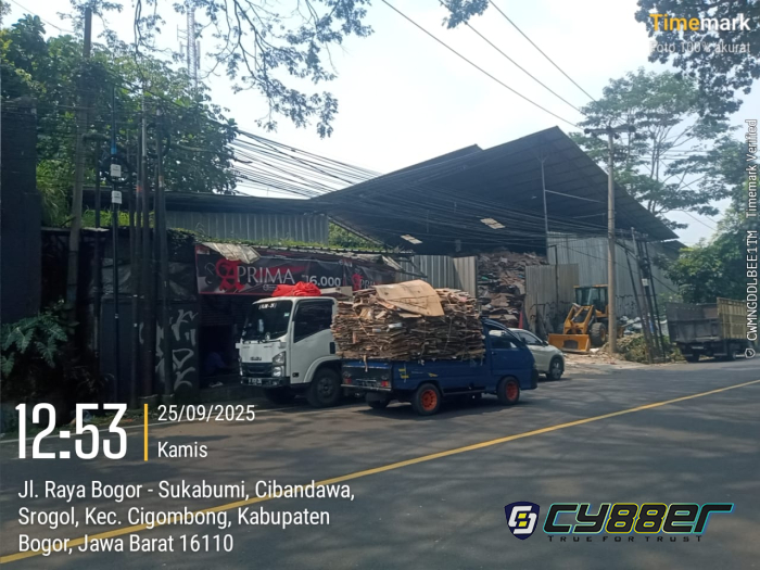 Gudang Kardus di Cibandawa Bikin Jalan Macet, Warga Resah!