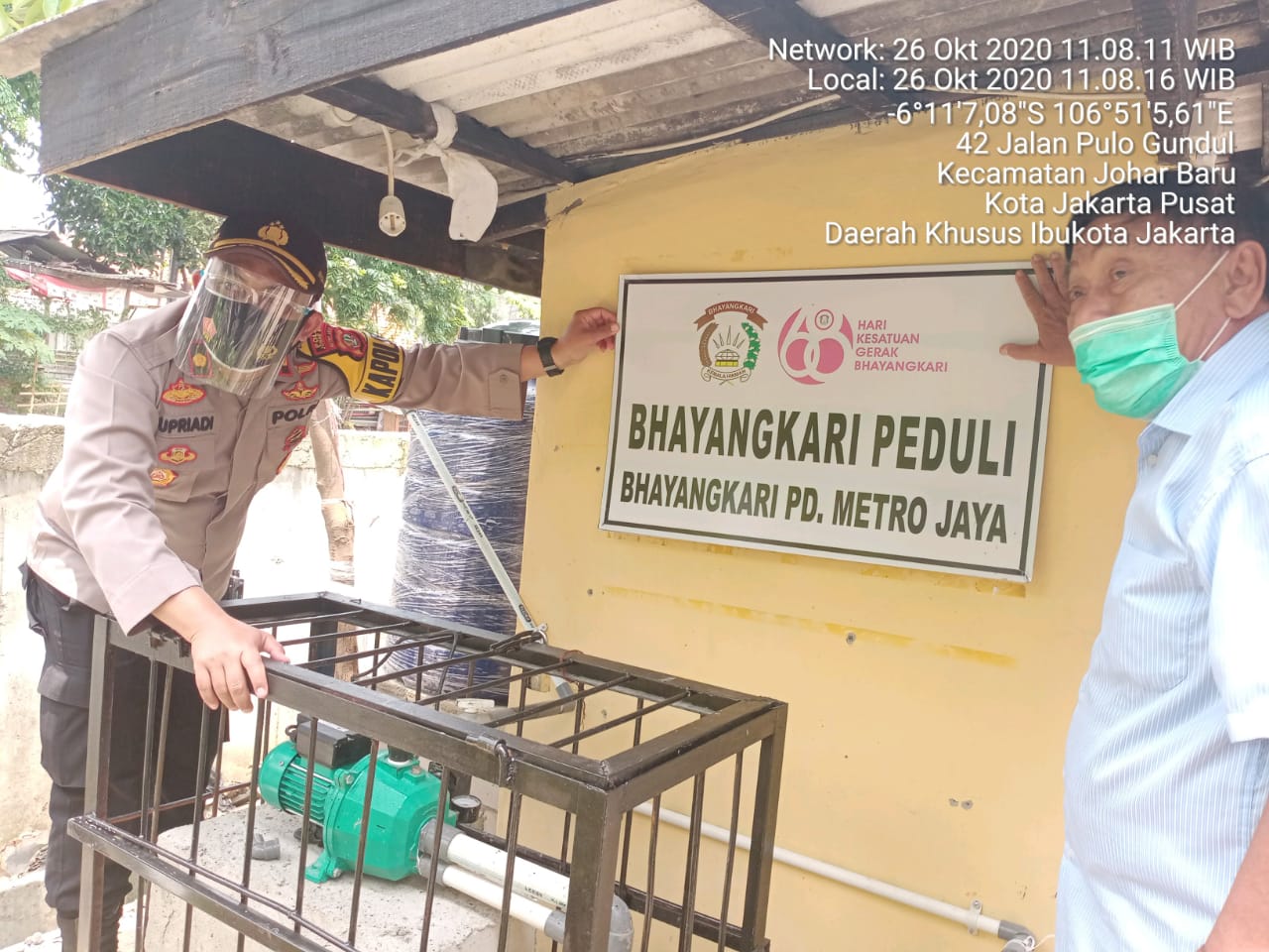 Kapolsek Johar Baru Serahkan Bantuan dari Ibu Ketua Bhayangkari Polda Metro Jaya