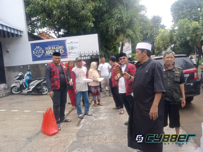 Jumat Berbagi, Ormas KKPMP Marcab Cibeber Berikan Ratusan Nasi Box ke Warga Cilegon