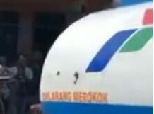Truk Tangki BBM Solar Subsidi Pertamina di Hadang Warga, Minyak Subsidi Hendak Dijual Kepengecer.