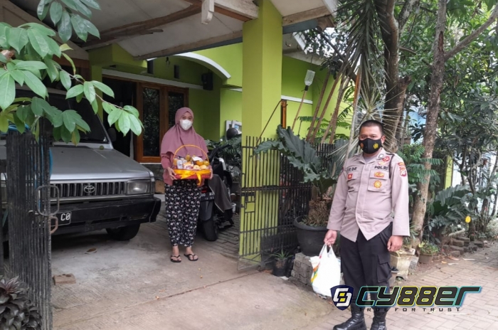 Kapolres Sumedang Berikan 41 Parsel, pada Anggota Polri dan Bhayangkari Terpapar Covid-19.