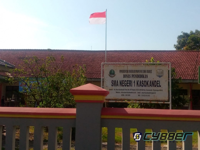 Kepsek SMAN 1 Kosokandel Respon Cepat Berita Cyber88, Sang Merah Putih Baru Sudah Bekibar 
