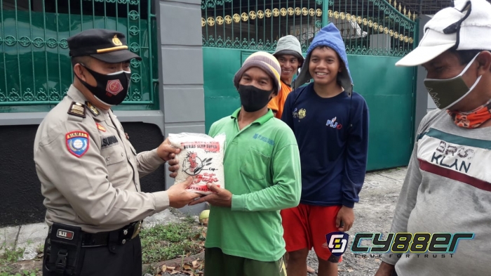 Kuli Bangunan, Pemulung dan Tukang Becak di Cirebon Kota dapat Bantuan Sembako dari Polisi 