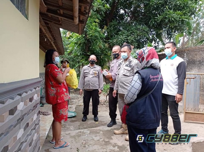 Polri Bersama Muspika Bagikan Sembako pada Warga Terdampak Covid-19 Pada PPKM Darurat