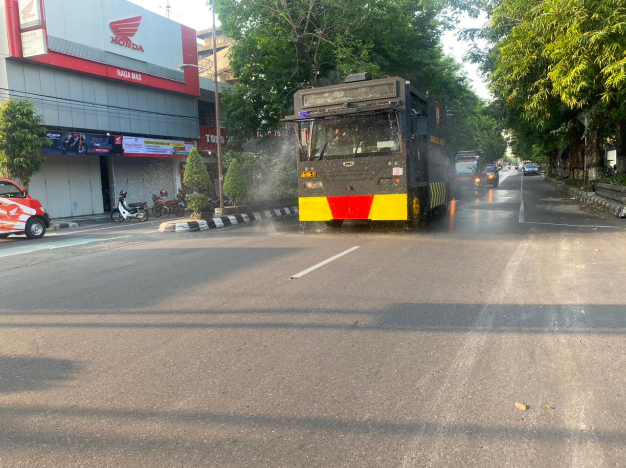 Selama  PPKM Darurat Polres Klaten melakukan Penyemprotan Desinfektan