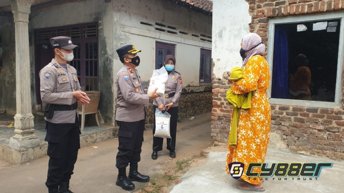 Terdampak PPKM Darurat Polisi Kembali Bagikan Bantuan pada Warga Slum Area 