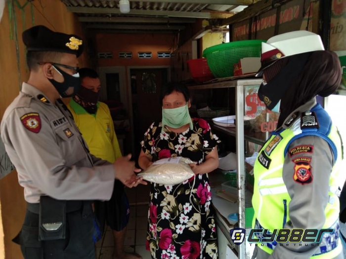 Didatangi Patroli PPKM Darurat, Puluhan PKL Dapat Bansos dari Polisi