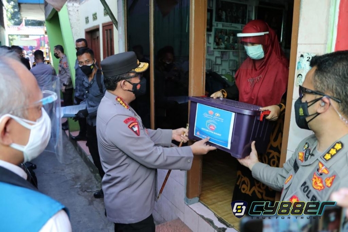 Kapolri Instruksikan Jajarannya Percepat Distribusi Bansos PPKM Darurat ke Warga 