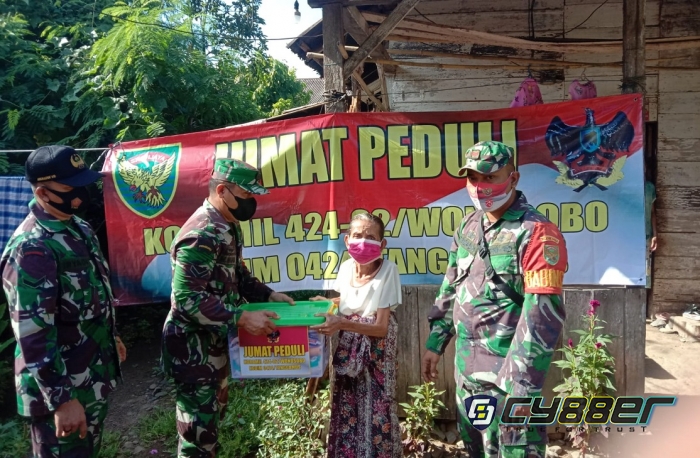 Peduli Sesama di Jumat Berkah, Koramil Wonosobo Bagikan Pada Warga Kurang Mampu
