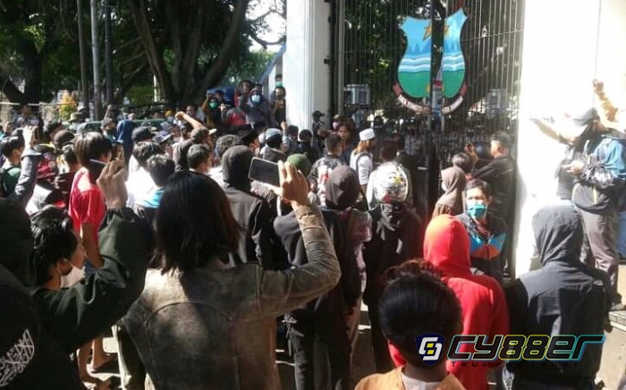Ratusan Warga Berbagai Elemen Lakukan Unjuk Rasa di Depan Gerbang Pendopo Garut 