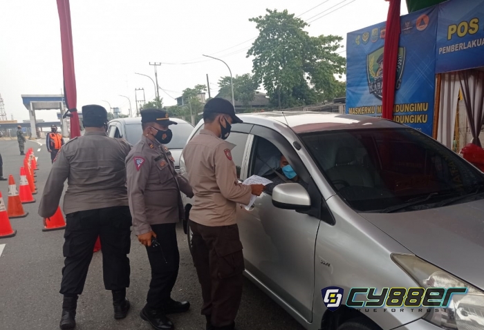Tak Bisa Tunjukan Bukti Vaksin dan Antigen 400 Kendaraan di Karawang Kendaraan Diputar Balik