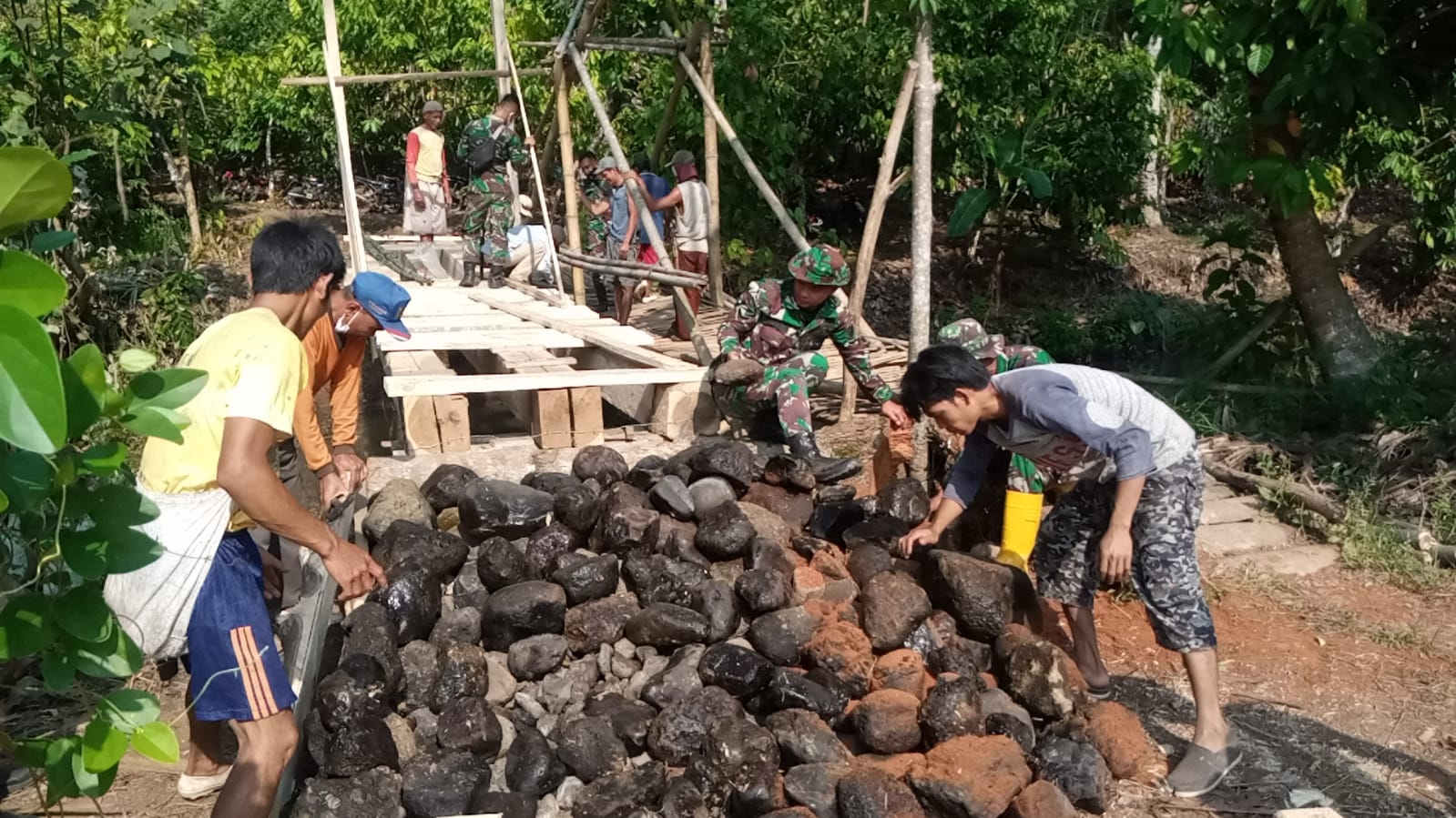 Kodim 0424 Tanggamus Bangun Jembatan untuk Warga Angkut Hasil Bumi