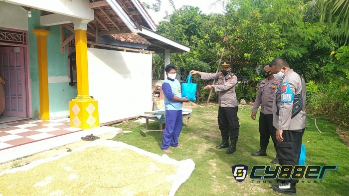 Polisi Berikan Bantuan Paket Sembako Pada Warga Cisahang yang Jalani Isoman