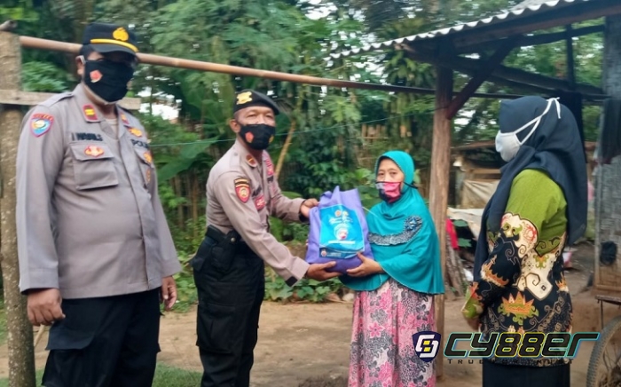 Polres Lamsel Salurkan Sembako Kepada Warga yang Terdampak Covid-19 di Zona Marah