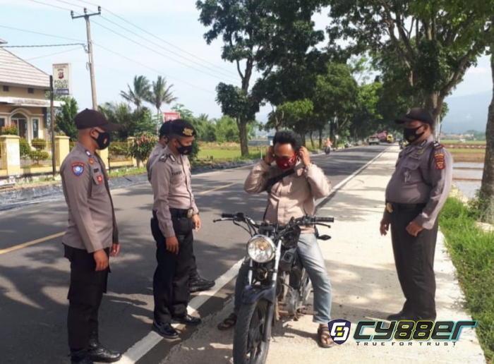 Lakukan Ops Yustisi, Polisi Bagikan Masker pada Pengguna Jalan