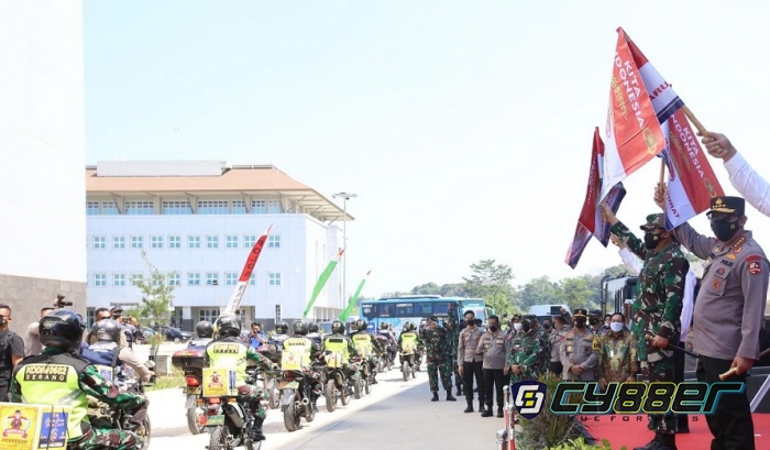 Polri Sebar 458 Ton Beras dan 15.000 Paket Sembako untuk Masyarakat Banten Terdampak PPKM Darurat