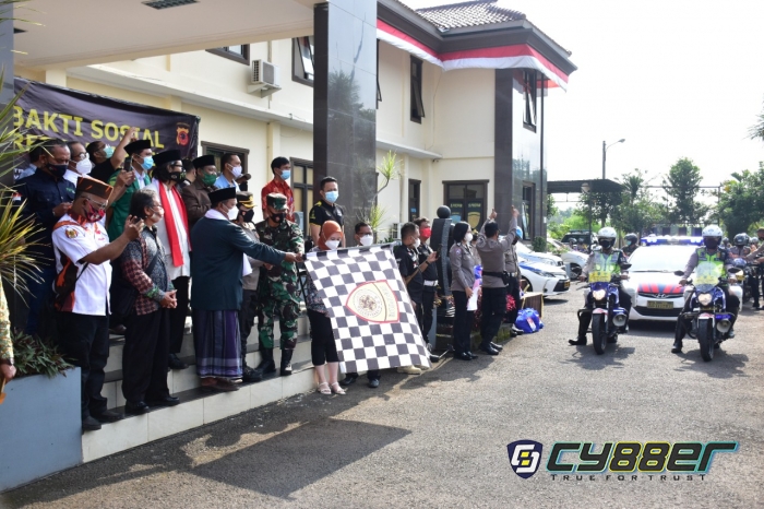 Bersama Para Tokoh Kota Banjar, Polisi Salurkan Bantuan Kepada Masyarakat dalam rangka PPKM Darurat