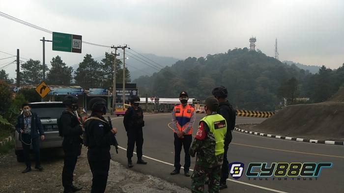 PPKM Darurat, Sat Brimob Polda Jabar Pantau Penyekatan Pos Pam Segar Alam Puncak