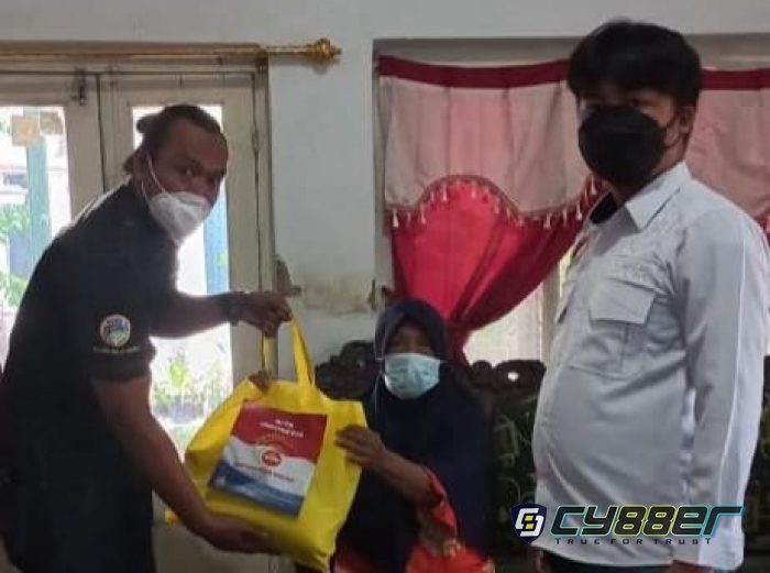 Door to door, Polisi Salurkan Bantuan Sembako pada Warga Terdampak Covid-19 Dimasa PPKM Darurat