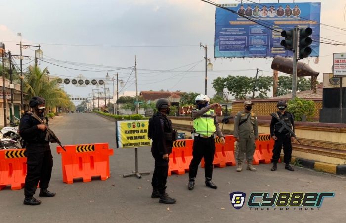 Sat Brimob Polda Jabar Pantau Pos Pam Penyekatan di Tugu Tauco