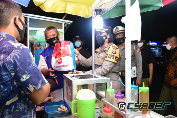 Ini Cara Polisi Distribusikan Bansos pada Masyarakat dalam PPKM Darurat Level 4 di Kota Banjar
