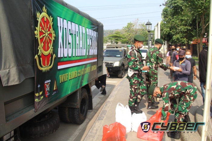 Kostrad peduli Yonif R 321/GT Bagikan 1250 Nasi Kotak Kepada Masyarakat 