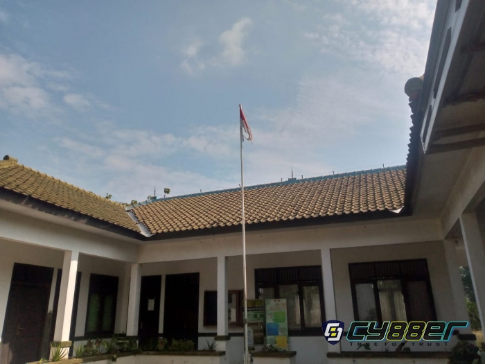 Miris!!! Bendera Merah Putih yang Sudah Usang dan Robek Terpasang di Halaman Kantor BP3K Kasokandel
