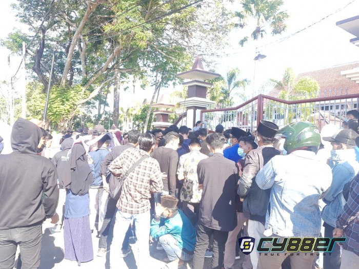 Ratusan Massa Aksi Mabes NGO Bersama Masyarakat di Kantor Bupati Pamekasan