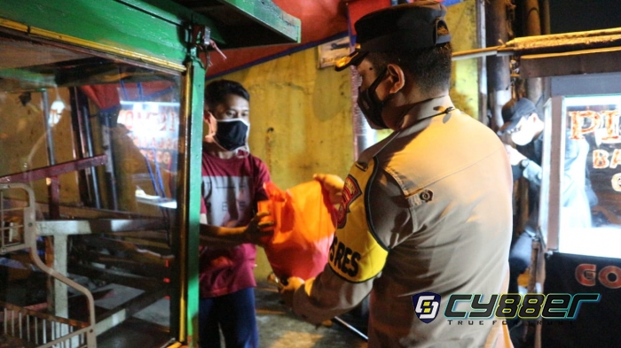 Baksos Serentak, Polresta Bandung Bagikan 1.500 Paket Sembako Kepada PKL