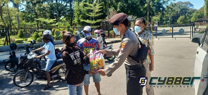 Bersama Polres Pamekasan, Mabes NGO Bagi-Bagi Sembako pada PKL 