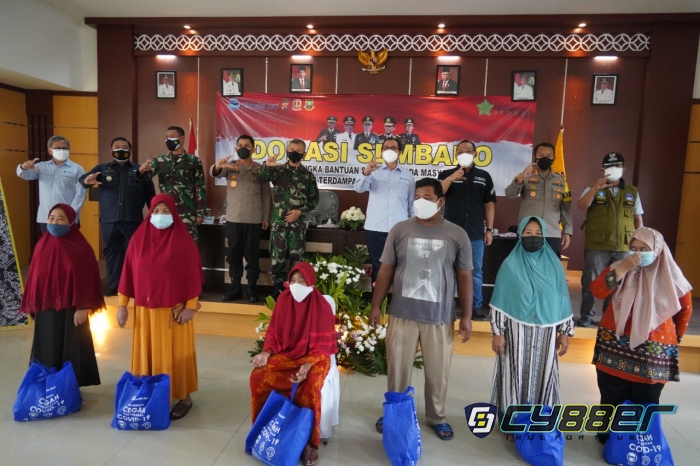 Danrem 064/MY dan Wakapolda Banten, Distribusikan Bantuan Sembako dari PT. Chandra Asri