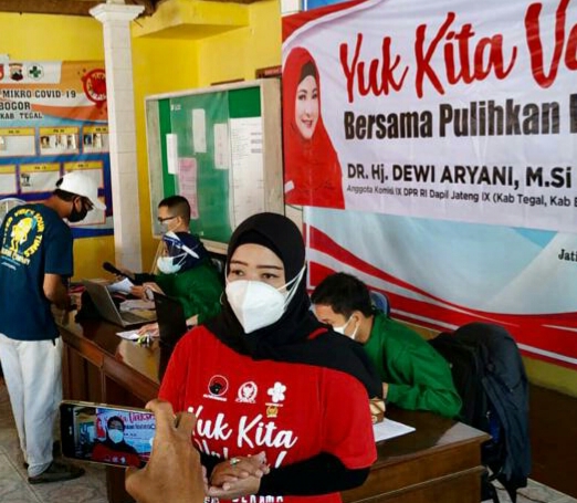 Dr. Dewi Aryani, M.Si Pantau Langsung Vaksinasi di 9 Balai Desa Dikabupaten Tegal